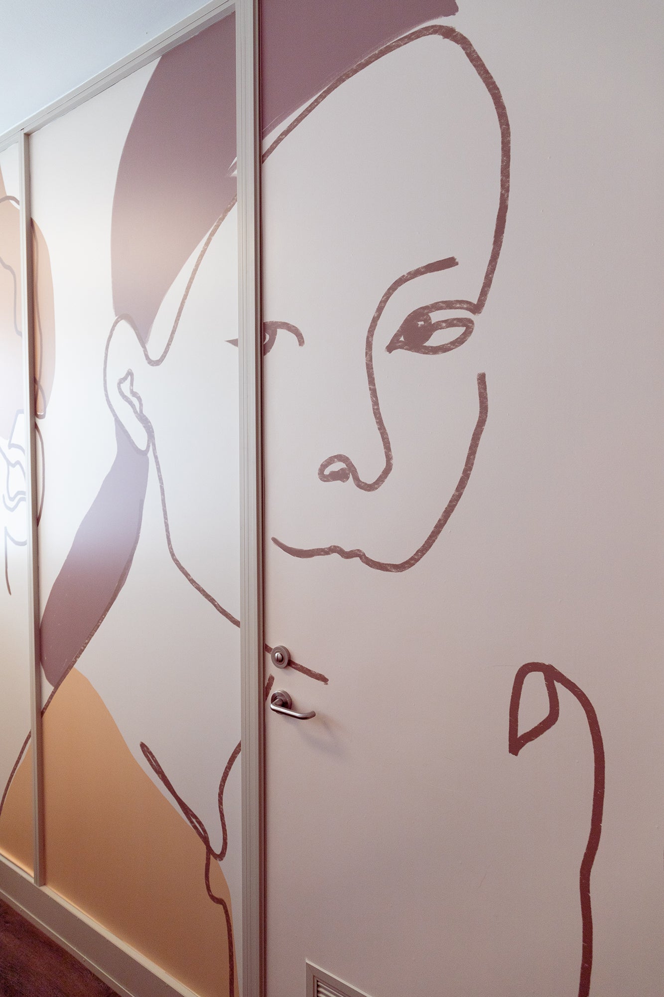Kelly Thompson illustration mural for Clinicalase laser clinic Melbourne