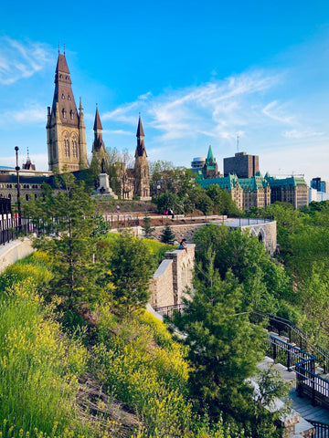 Parliament hill lookout over the Ottawa River, best sunset spots in Ottawa to bring your date, summer date ideas in Ottawa, locals guide to visiting Ottawa, summer views in Ottawa