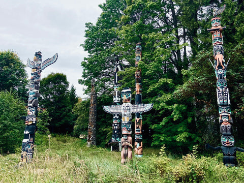 Totem poles in stanley Park Vancouver BC, must visit landmarks in Vancouver, biking through Stanley park, what to see and do in Stanley park Vancouver, best of Vancouver, Vancouver monuments & history, bike around the Stanley PArk Seawell, where to find the totem poles in stanley Park Vancouver, renting bikes in Vancouver, itinerary guide to Vancouver British Columbia Canada, indigenous totem poles in BC