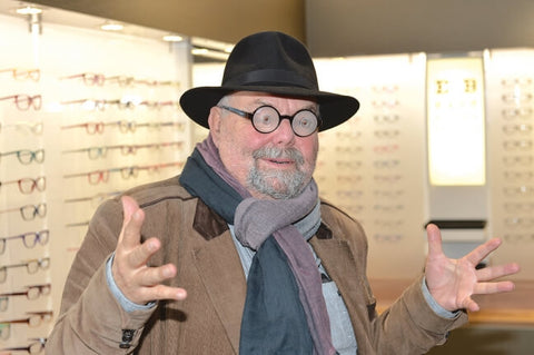 Jan Miskovic la persona con la receta más alta de miopía y astigmatismo del mundo