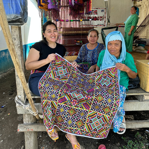 Malingkat founder Faw Maridul with Tausug weavers in Maimbung, Sulu