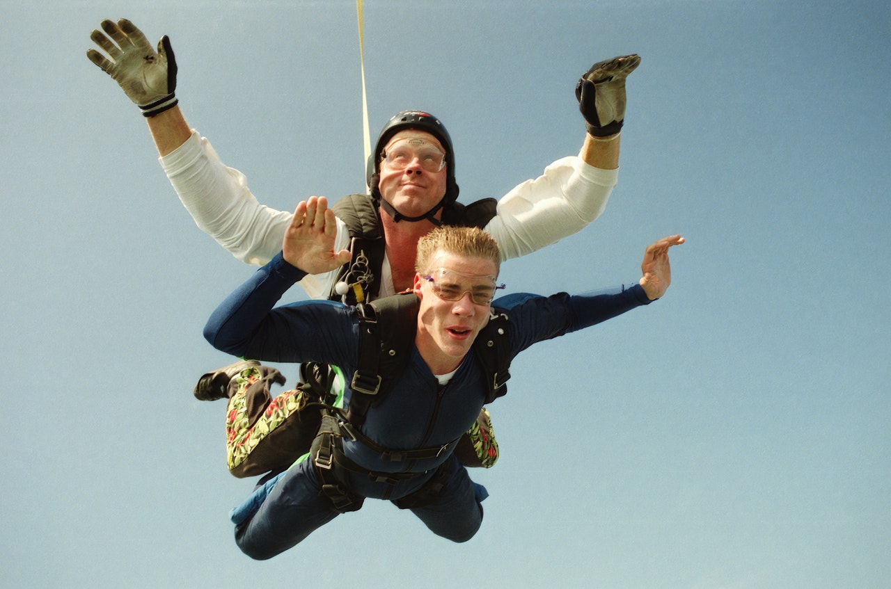 Deux hommes qui sautent en parachute - Rêver de Parachutisme