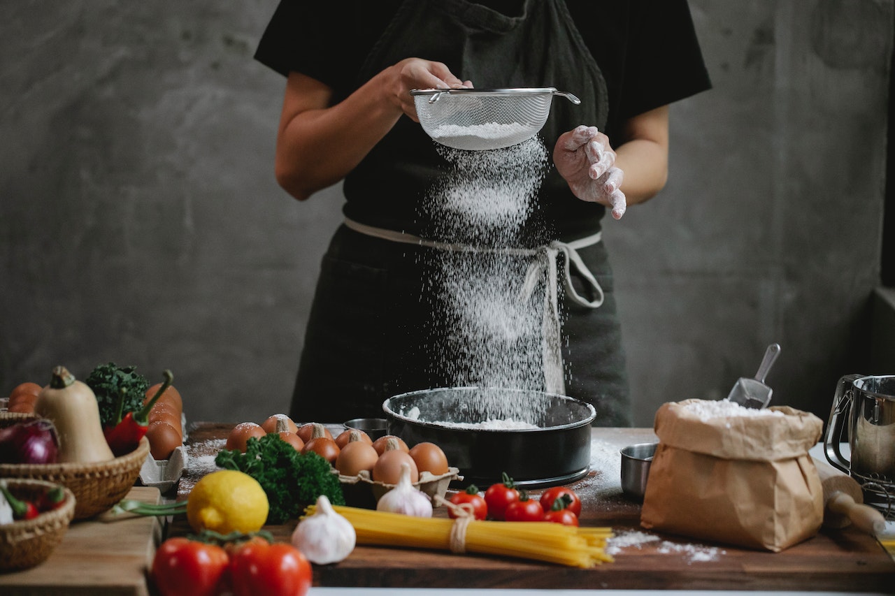 Femme qui fait un gâteau - Rêver de Farine