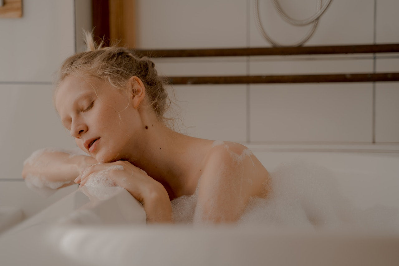 Femme qui prend un bain - Rêver de prendre un bain