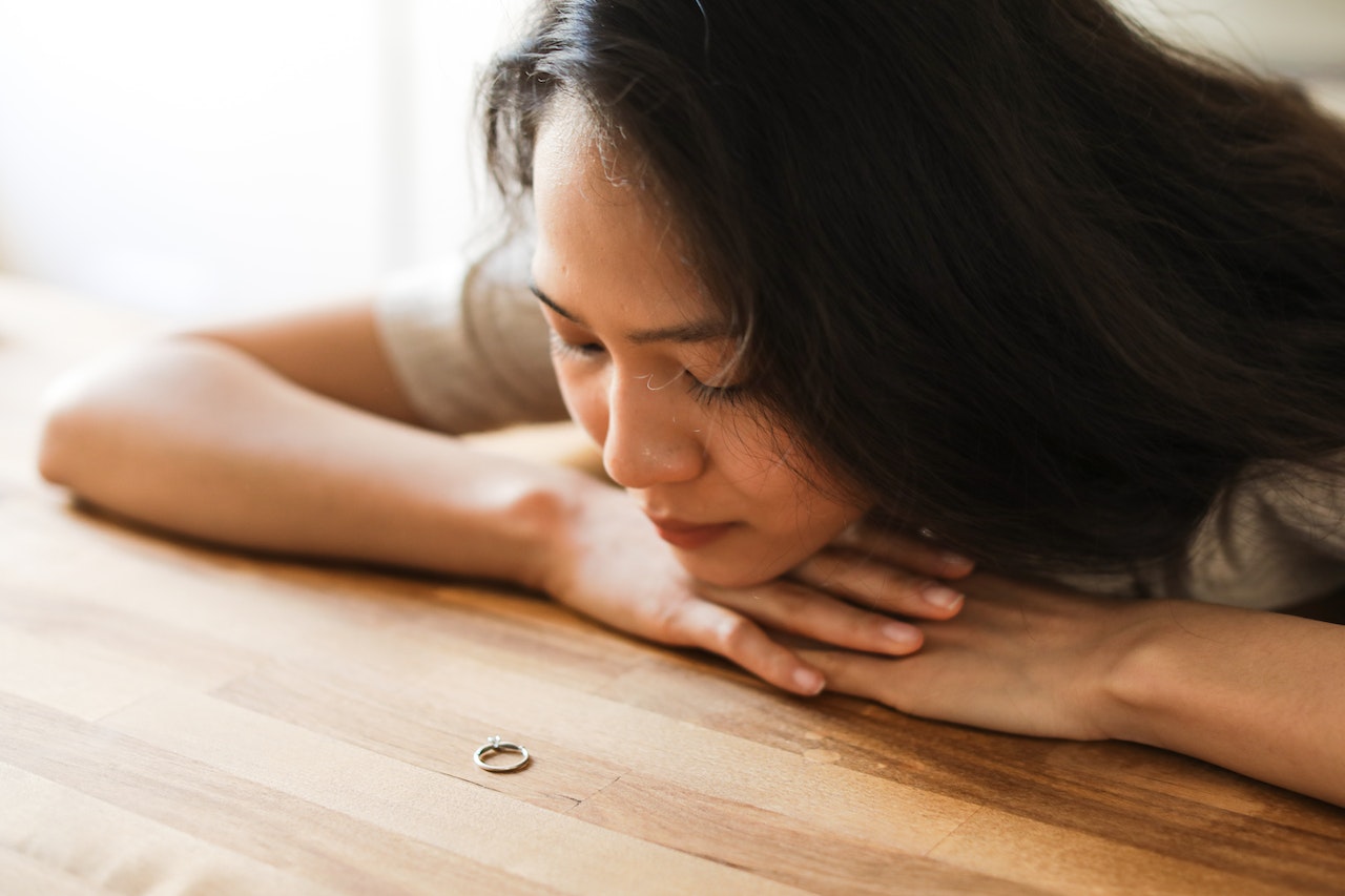 Femme devant alliance - Rêver de Mariage annulé