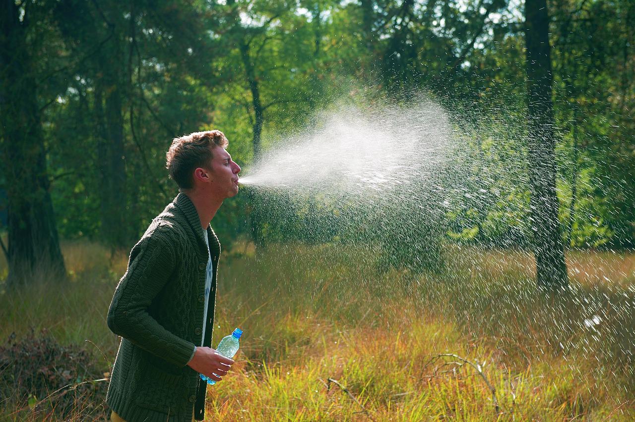 Homme qui crache de l'eau - Rêver de Cracher