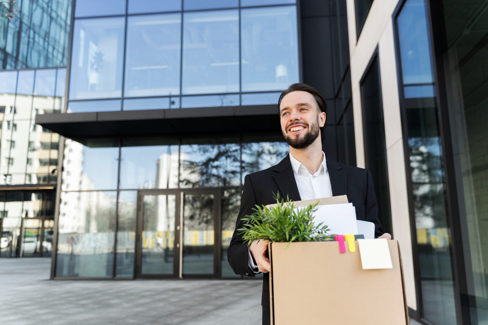 Homme qui quitte son emploi avec sourire