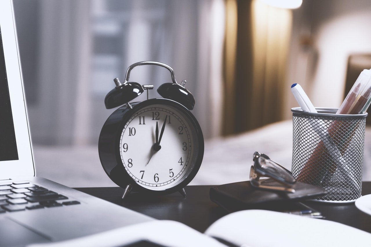 Horloge sur un bureau