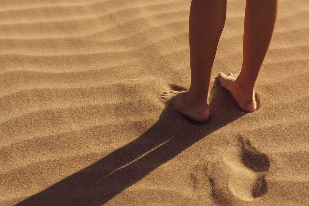 Pieds nus dans le sable - rêver de pieds nus