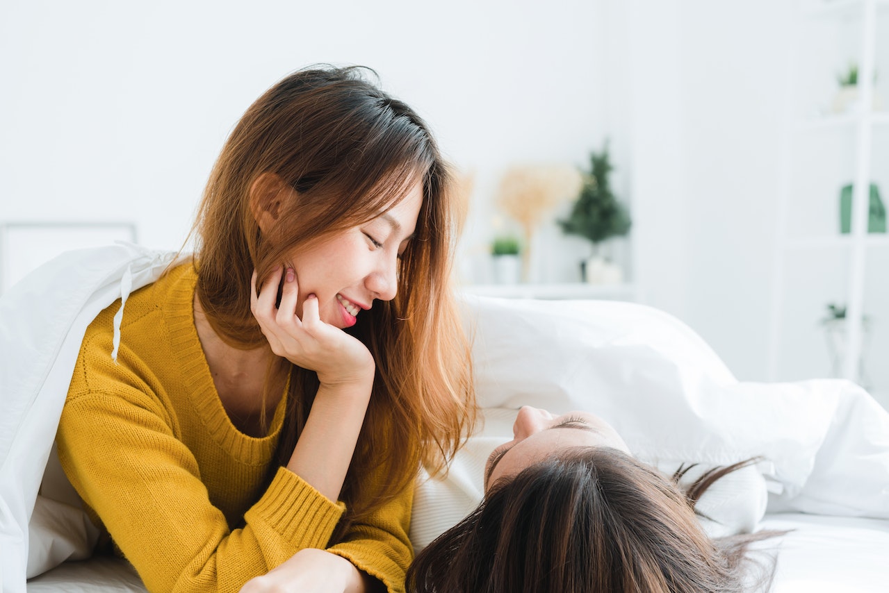 Rêver d'être allongé au lit avec quelqu'un