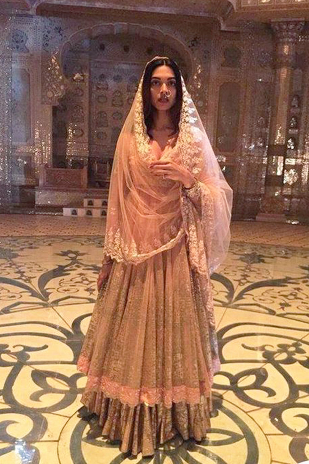 Deepika Padukone, Ranveer Singh & Priyanka Chopra as Mastani, Peshwa Bajirao  Ballal & Kashibai in 'Bajirao… | Mastani dress, Bollywood celebrities,  Saree photoshoot
