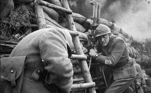 Soldier-wearing-a-military-trench-watch-first-world-war-Zurichberg