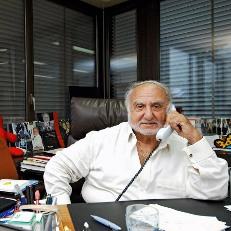 nicolas hayek fondateur de swatch dans un bureau au téléphone