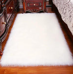 Tapis de salon blanc pied de canapé