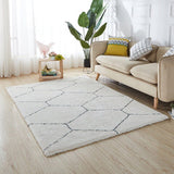 Mise en situation dans un salon où on voit sur le sol un très beau tapis beige pour salon avec des motifs de héxagone
