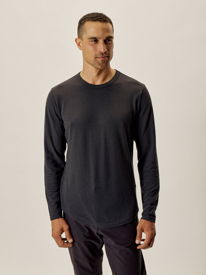 Black Trail Traverse Long Sleeve Curved Hem Tee