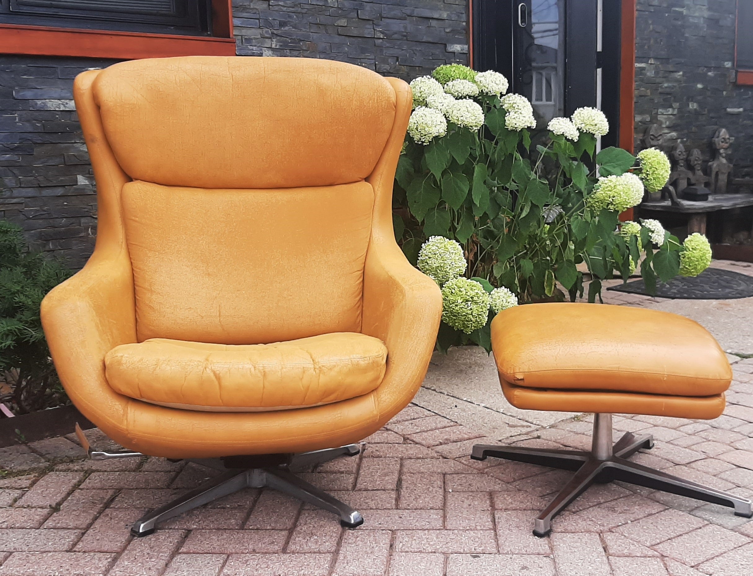 overman lounge chair and ottoman