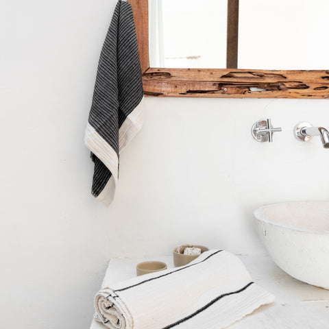 Handtuch aus fairer Baumwolle im Badezimmer