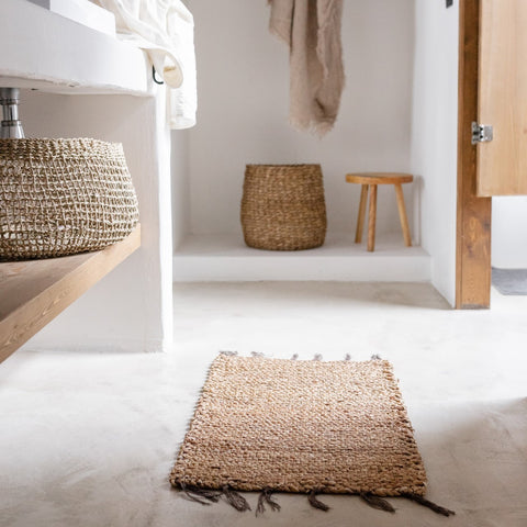 Teppich und Körbe aus Seegras und Wasserhyazinthe im Badezimmer