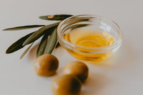 cuenco con aceite de oliva virgen extra y aceitunas