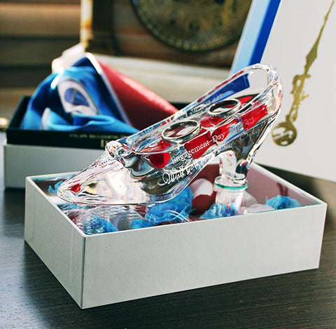 Dearest把玻璃鞋做成环形玻璃鞋的时候，取出内搭装饰台，可以小幅度地搬运的样子。