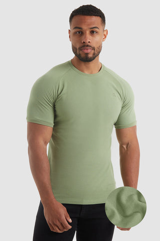 https://cdn.shopify.com/s/files/1/0126/8731/0907/files/is_athlete_shirt_supposed_to_be_tight_480x480.jpg?v=1687262792