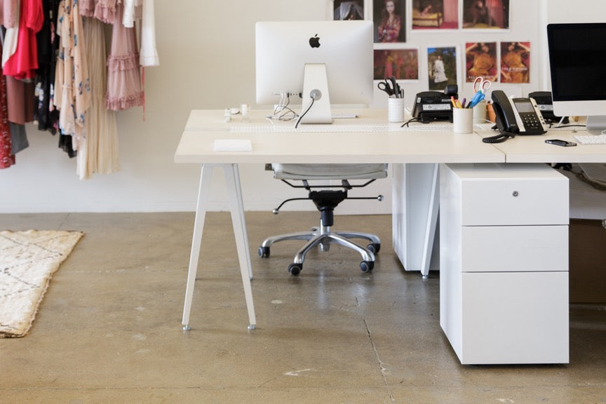 Heartwork Sawhorse 4 Pod Desk with white cable management tray and Building Block Bravo mobile pedestal storage in white