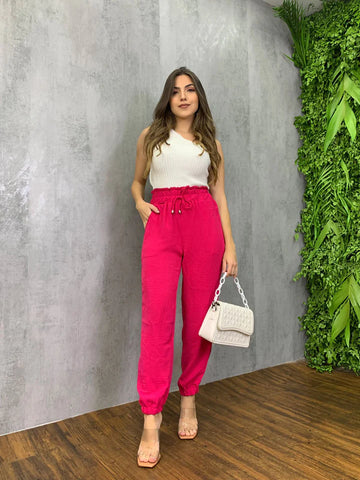 Look com calça rosa: inspirações para usar neste verão
