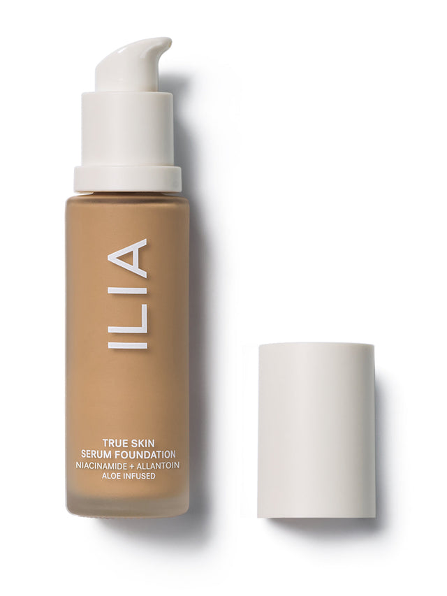 Foundation with medium coverage cream texture and velvet finish