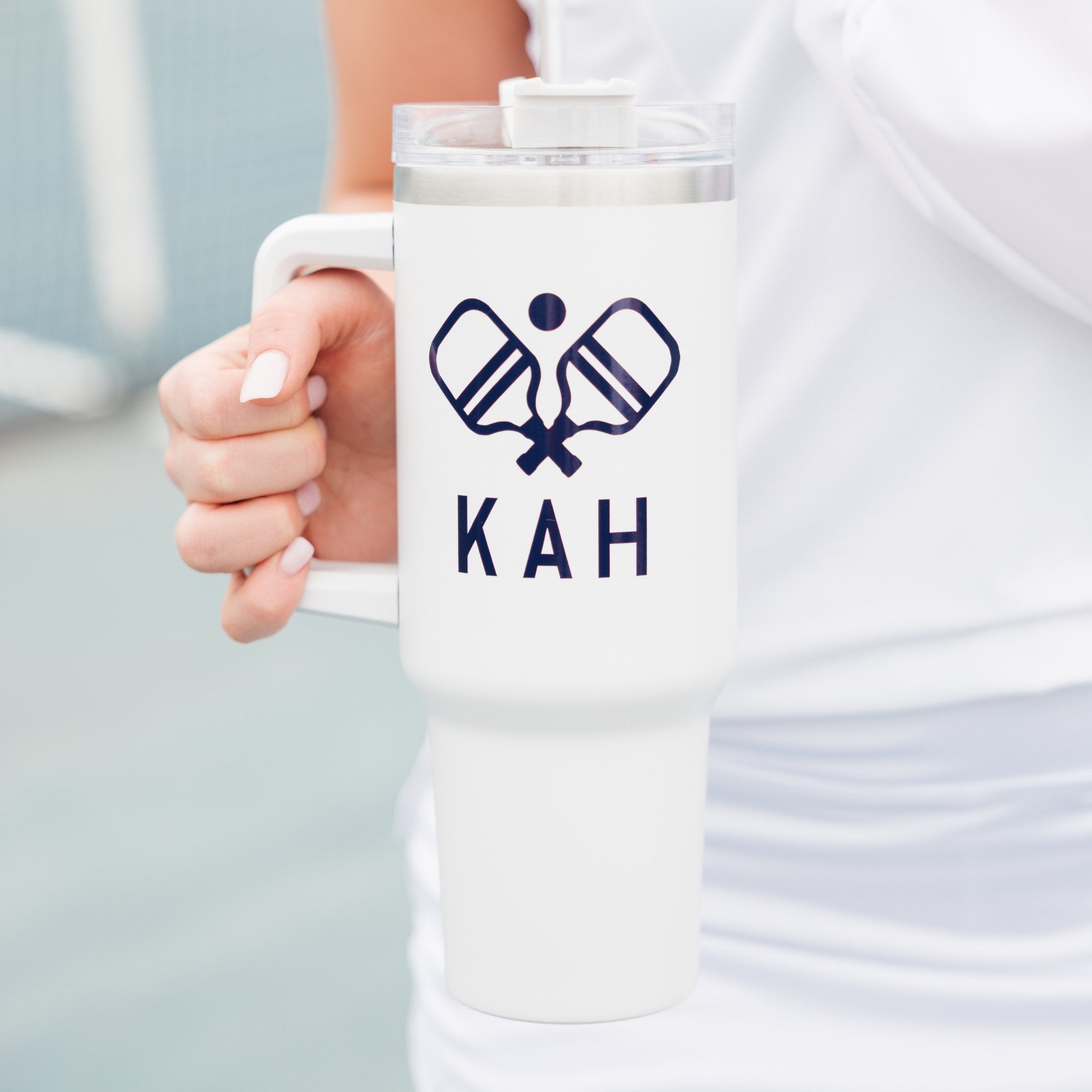 https://cdn.shopify.com/s/files/1/0128/5534/5209/products/40-oz-tumbler-monogram-motif-756758_2000x.jpg?v=1678437360