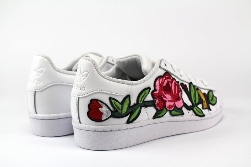 stan smith con fiori ricamati