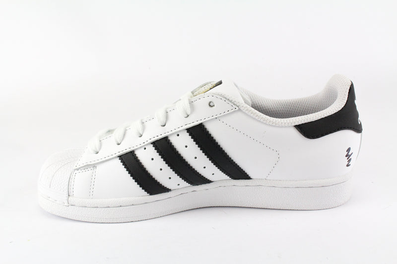 adidas superstar con scritte