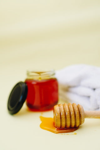Little Honey Bottle With Honey Stick - 12 Easy Beauty Hacks That Can Really Save You A Lot Of Time
