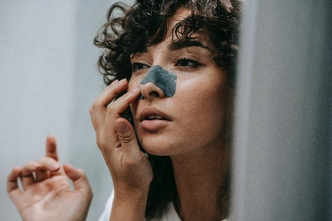 Women Using A Blackhead Paste Remover - 12 Easy Beauty Hacks That Can Really Save You A Lot Of Time