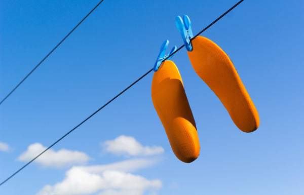 Oranje schoenenbinnenzolen drogen in wasdraad