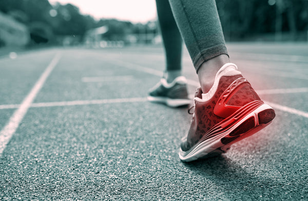 Kvinde, der løber efter fitness-sportsskadesmerter
