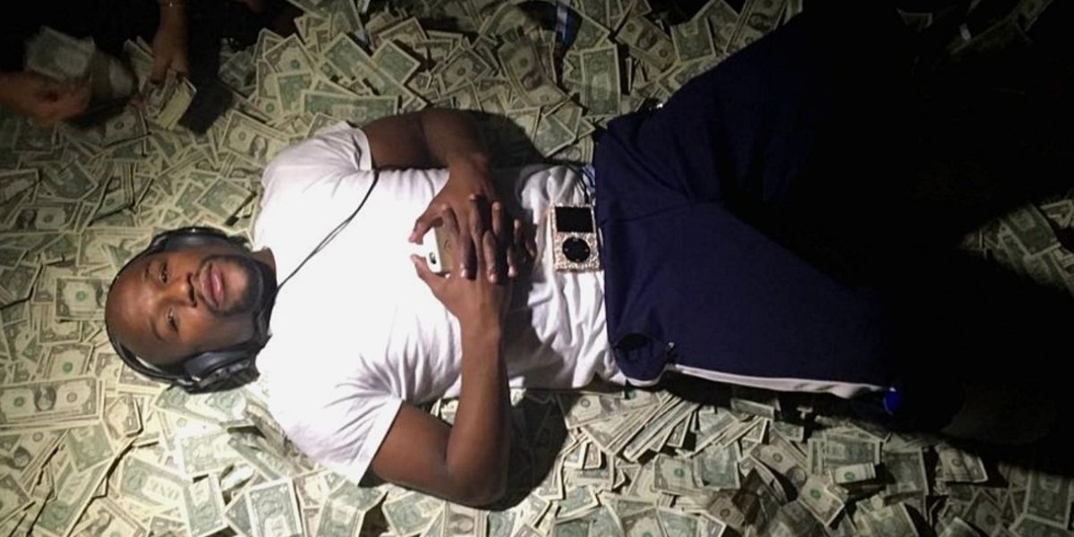 Floyd Mayweather couché sur de l'argent - Univers Boxe