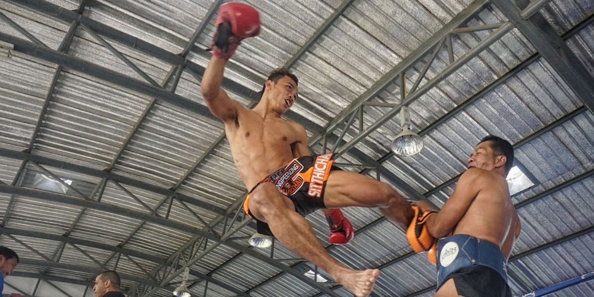 Muay Thaï - Combattant avec un coup de pied sauté à l'entraînement - Univers boxe