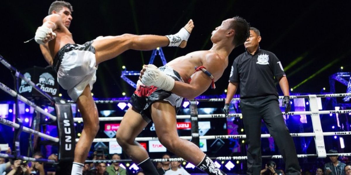 Saenchai - Esquive retrait du buste - Univers Boxe