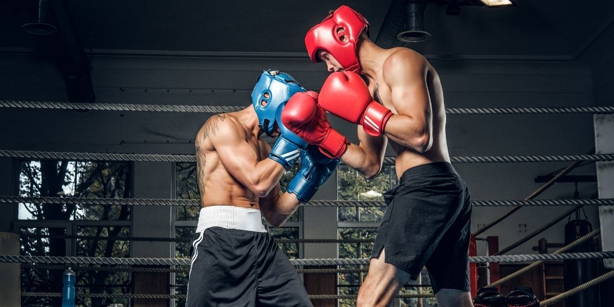 Deux hommes boxeurs en train de faire un sparring de boxe