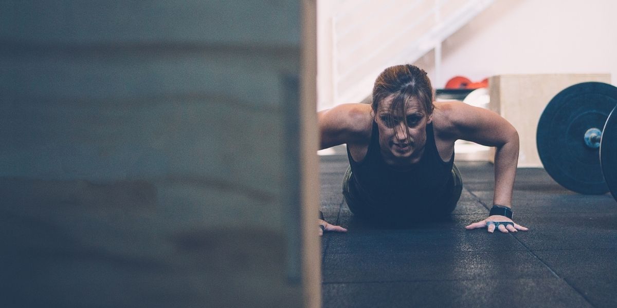 Fille qui fait des burpees