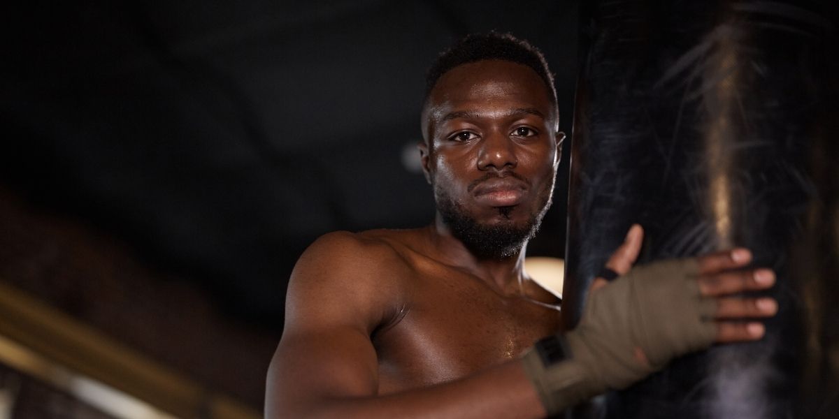 Boxer africain avec sac de frappe