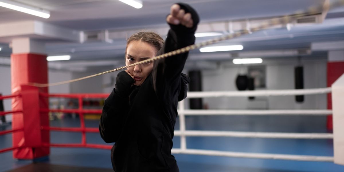 boxeuse entrainant son jab de boxe