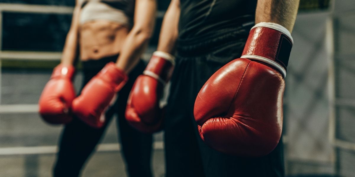 coup recadré de jeunes boxeurs en gants de boxe debout sur anneau de boxe