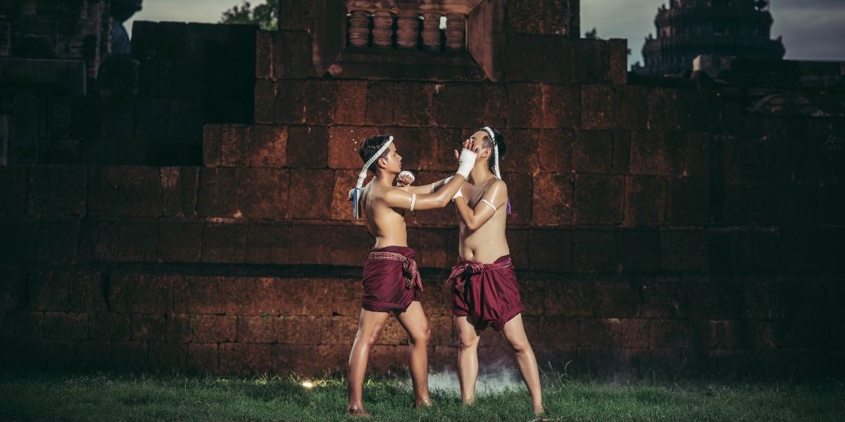 Deux boxeurs se battent avec les arts martiaux de Muay Thai.