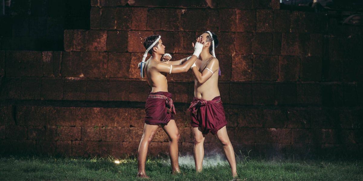 Deux boxeurs se battent avec les arts martiaux de Muay Thai.