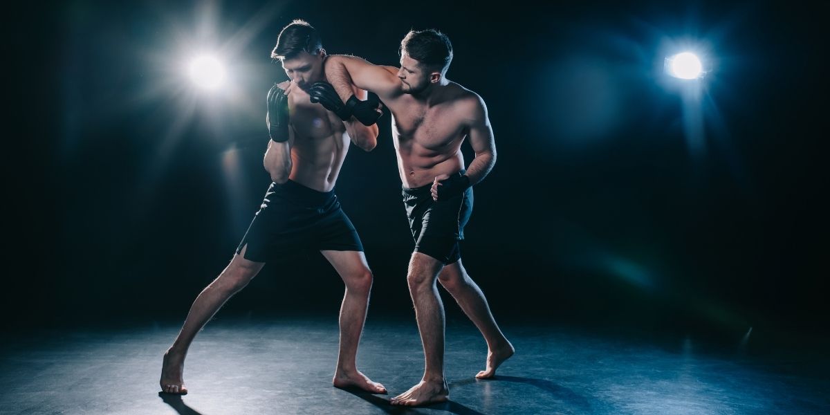 boxeurs en sparring lors d'un combat de boxe thailandaise