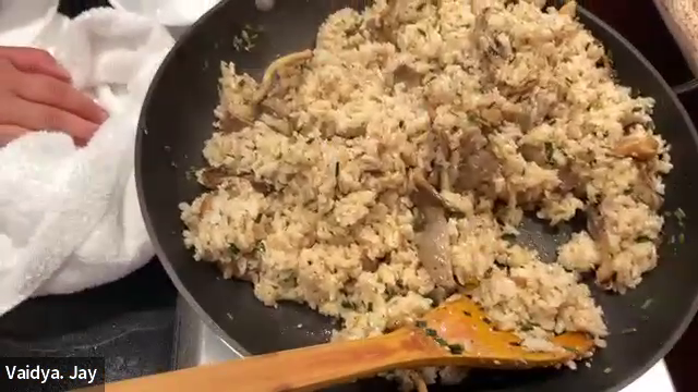 image of MUSHROOM_FRIED_RICE in a frying pan