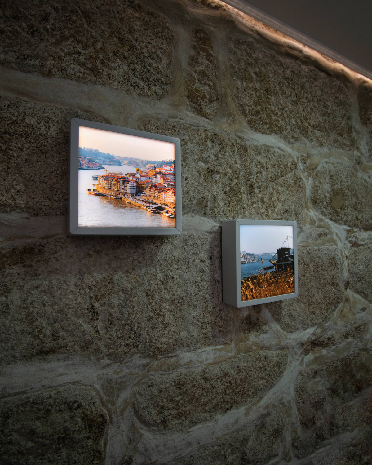 Parede decorada com molduras luminosas personalizadas com fotografias da cidade do Porto.