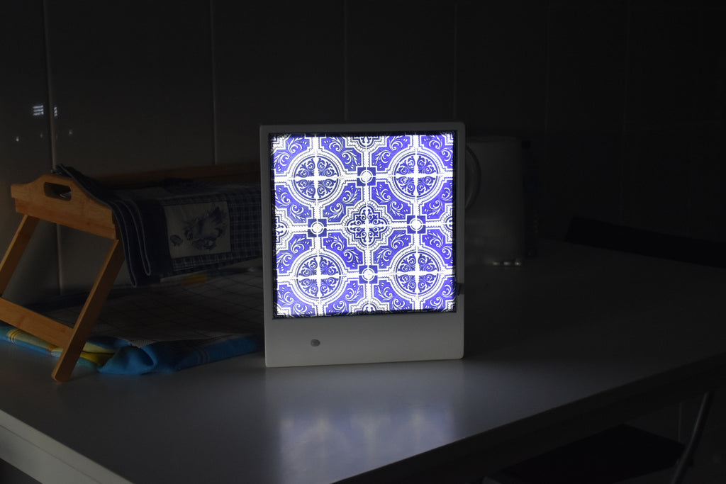 Quadro de luz personalizado com a imagem de azulejos.